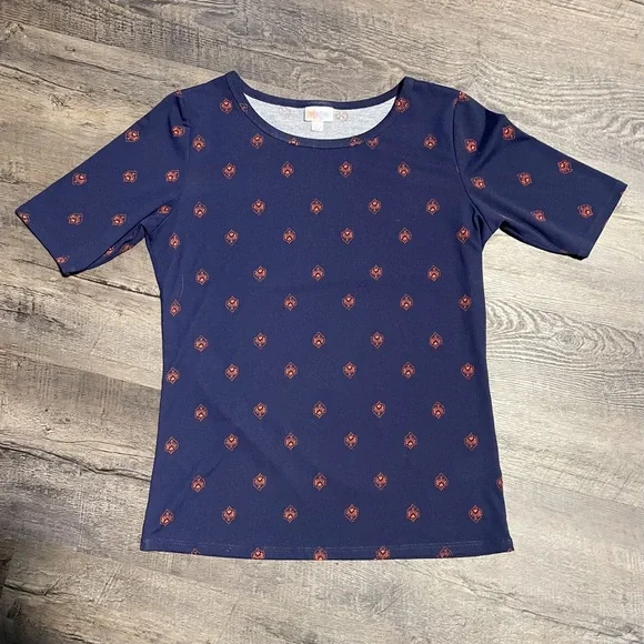 ⭐️4 for $10⭐️ Lularoe Short Sleeve T Shirt. Women’s Large Navy / Red Shirt. - Picture 2 of 9